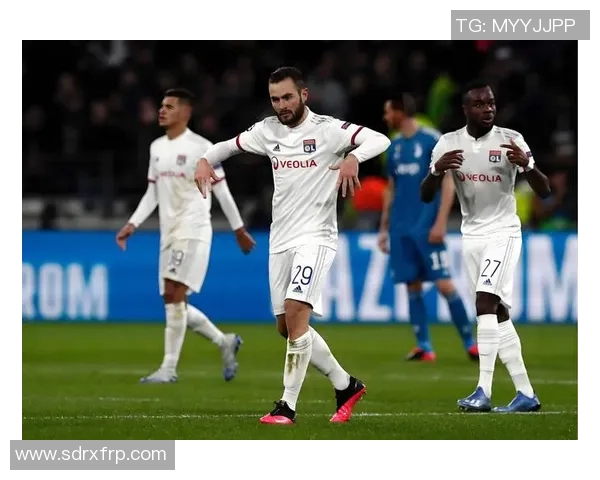 波尔多与大巴黎的巅峰对决揭示法甲联赛的激烈竞争与未来走向 波尔多与大巴黎的巅峰对决揭示法甲联赛的激烈竞争与未来走向