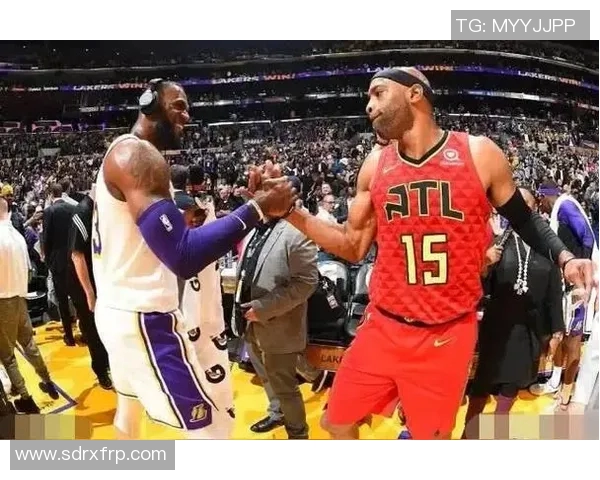 文斯卡特与詹姆斯的传奇对决：篮球场上的巅峰对抗与辉煌瞬间回顾